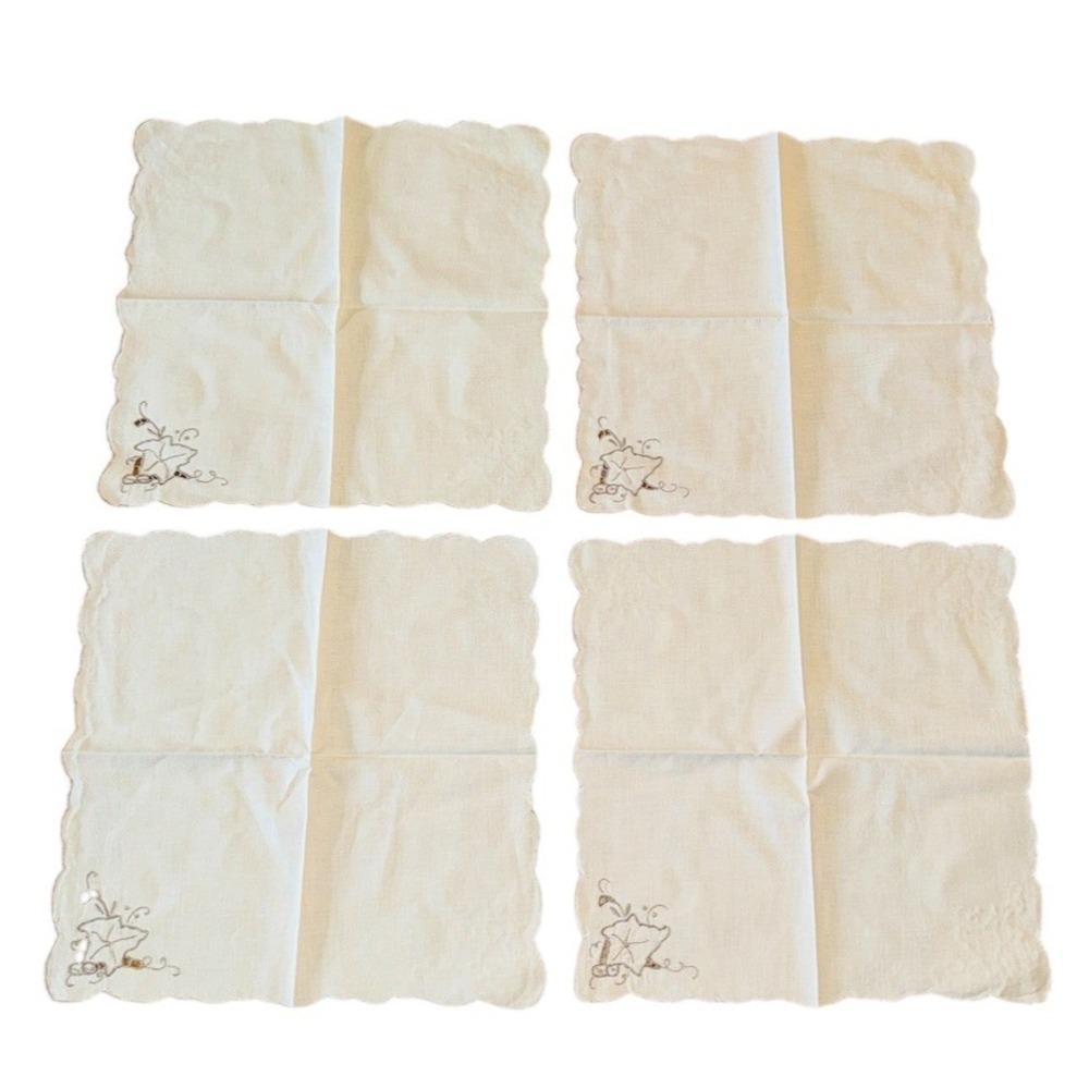 Set of 4 Vintage White linen napkins Scalloped Edge Embroidered‎ Floral